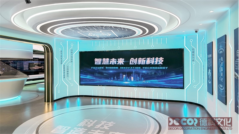 如何在科技展館裝修中設計展示區域的多樣性，以展示不同行業和領域的科技創新？