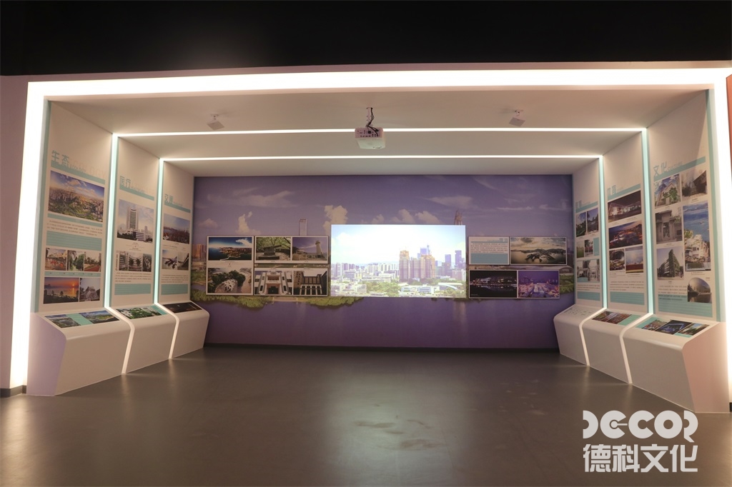 如何在美術展覽館中設計可調節的照明系統以適應不同藝術品的展示需求？