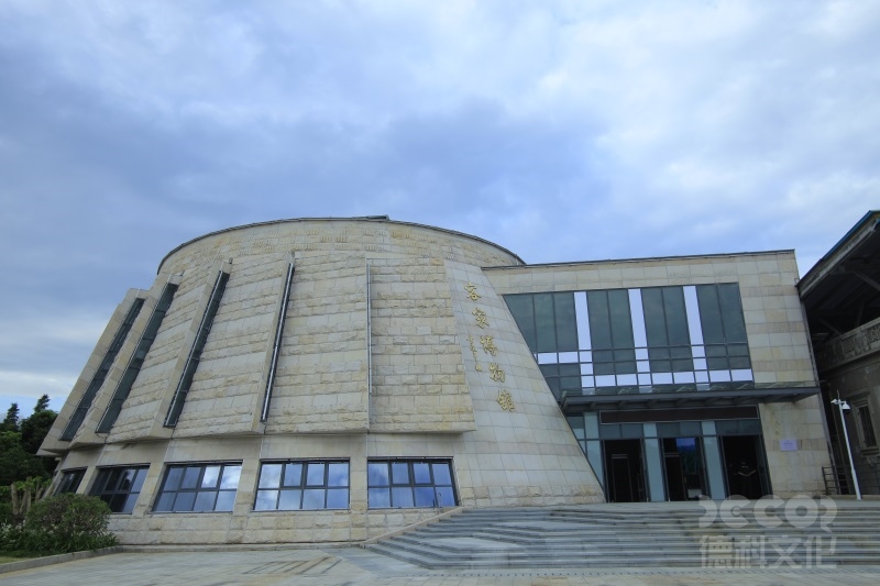 在博物館裝修中，如何選擇合適的展示設備？